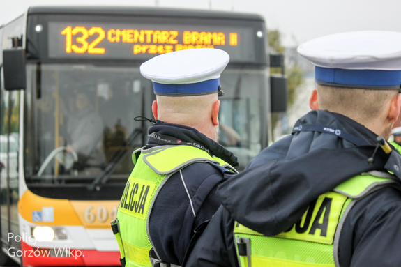 Policjanci gotowi do zapewnienia bezpieczeństwa podczas Wszystkich Świętych