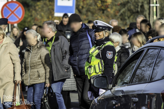 Policjanci zapewniają bezpieczeństwo na Wszystkich Świętych