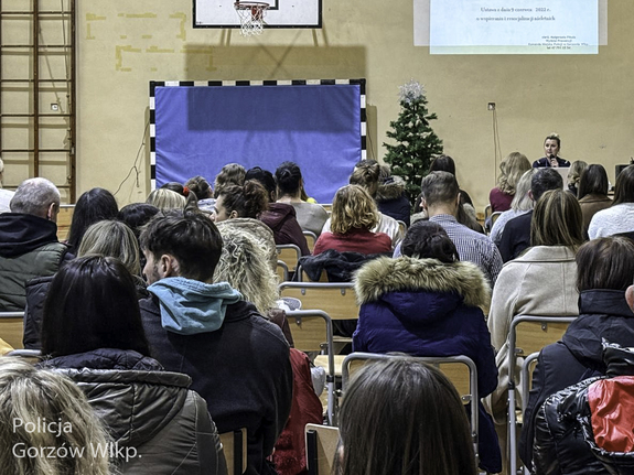 Jak zadbać o bezpieczeństwo dzieci? Policjanci rozmawiają o tym z rodzicami