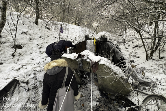 Niskie temperatury to śmiertelne zagrożenie. Policjanci kontrolują miejsca przebywania bezdomnych