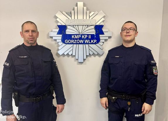 Dzielnicowi gasili płonące auto