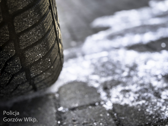 Wymagający czas dla kierowców. Uważajmy na śliską nawierzchnię