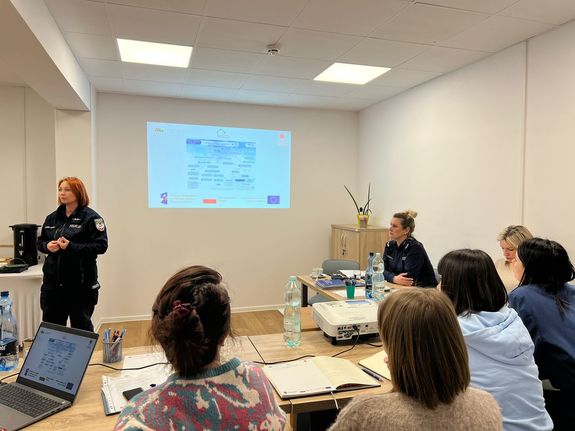 Przemoc domowa, handel ludźmi – działania profilaktyczne policjantów