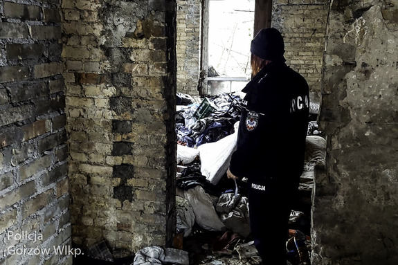 Mrozy odpuściły, ale zagrożenie nie minęło. Policjanci w trosce o bezdomnych