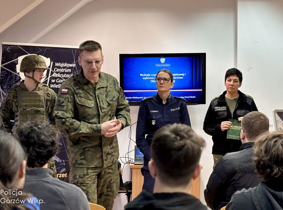 Gorzowska policja promuje służbę podczas kwalifikacji wojskowej