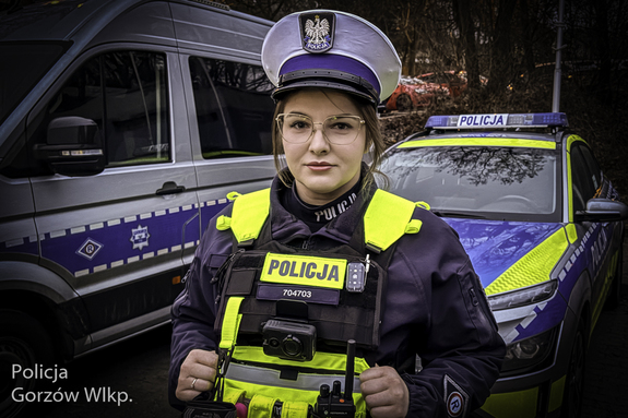 Zagubiona seniorka wyszła z domu w klapkach. Pomogła policjantka po służbie