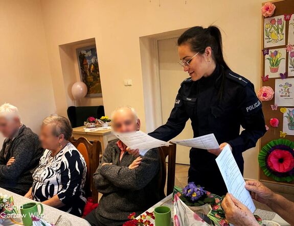 Funkcjonariusze edukują seniorów