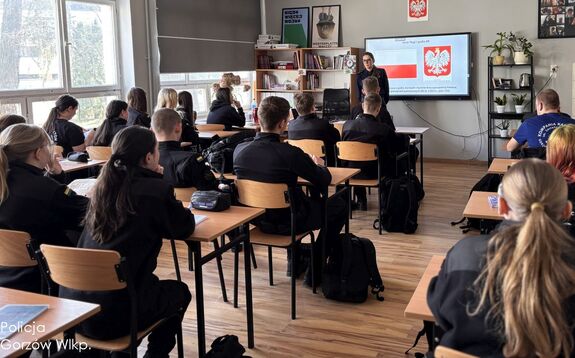 Polskie symbole narodowe – ważna lekcja dla uczniów oddziałów mundurowych.