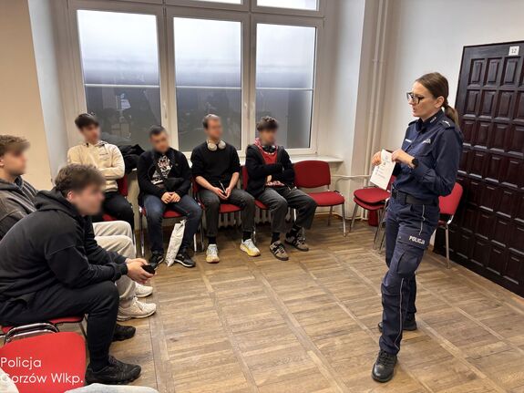 Funkcjonariusze zachęcają do służby młodych ludzi podczas kwalifikacji wojskowej