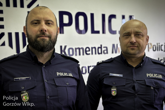 Wszedł na szczyt mostu kolejowego. Policjanci przekonali go do zejścia