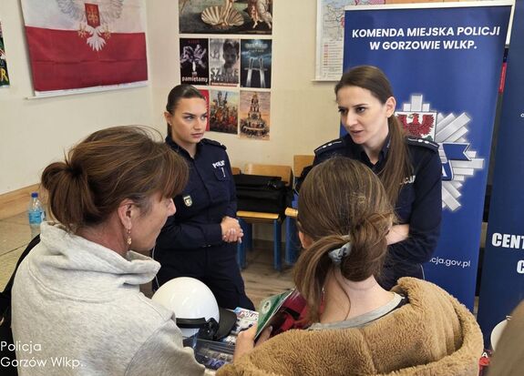Drzwi otwarte w szkole z oddziałami mundurowymi –  mundurowi promowali służbę w policji