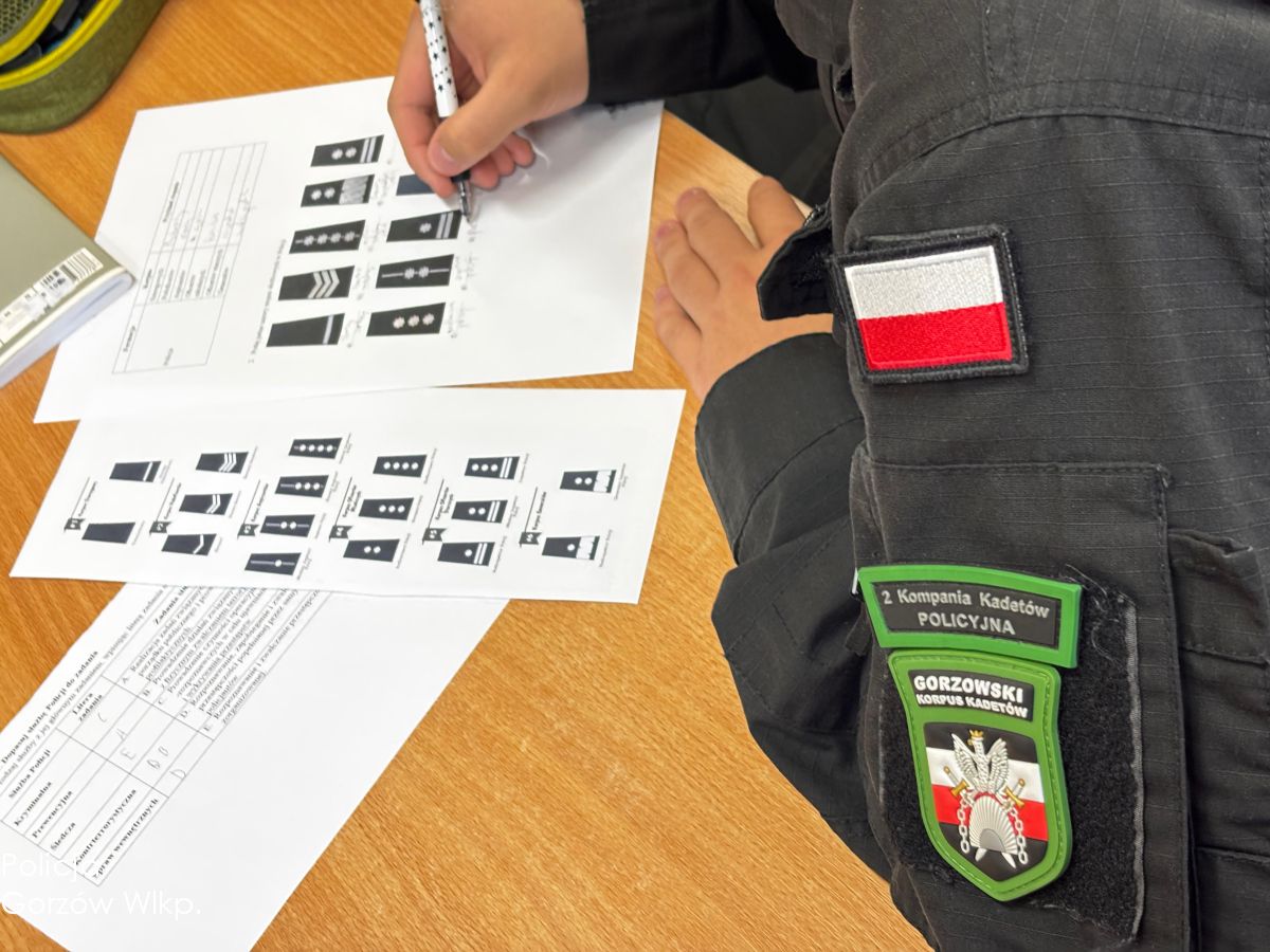 Policja prowadzi lekcje o strukturze organizacyjnej dla uczniów oddziałów mundurowych
